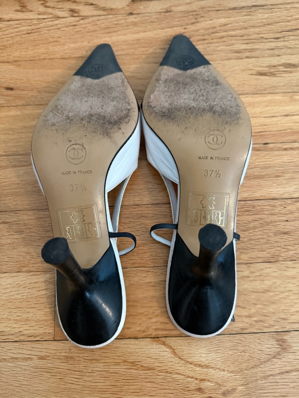 Authentic CHANEL Vintage White and Navy Pointed Slingback Pumps Size 37.5 - Picture 4 of 4
